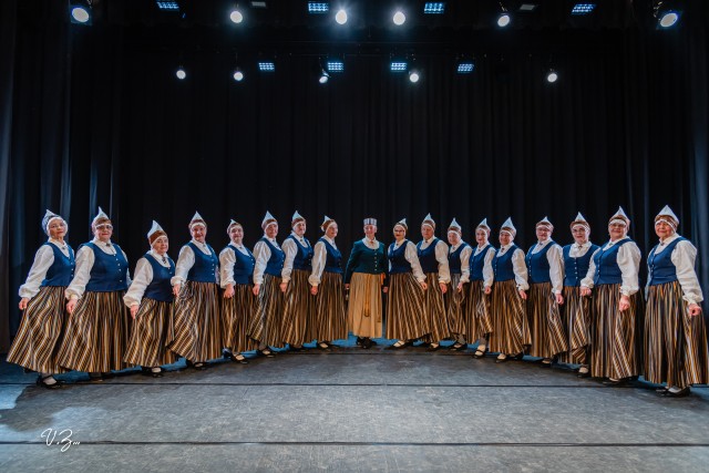 Senioru deju kolektīvs "Jautrās vecmāmiņas"